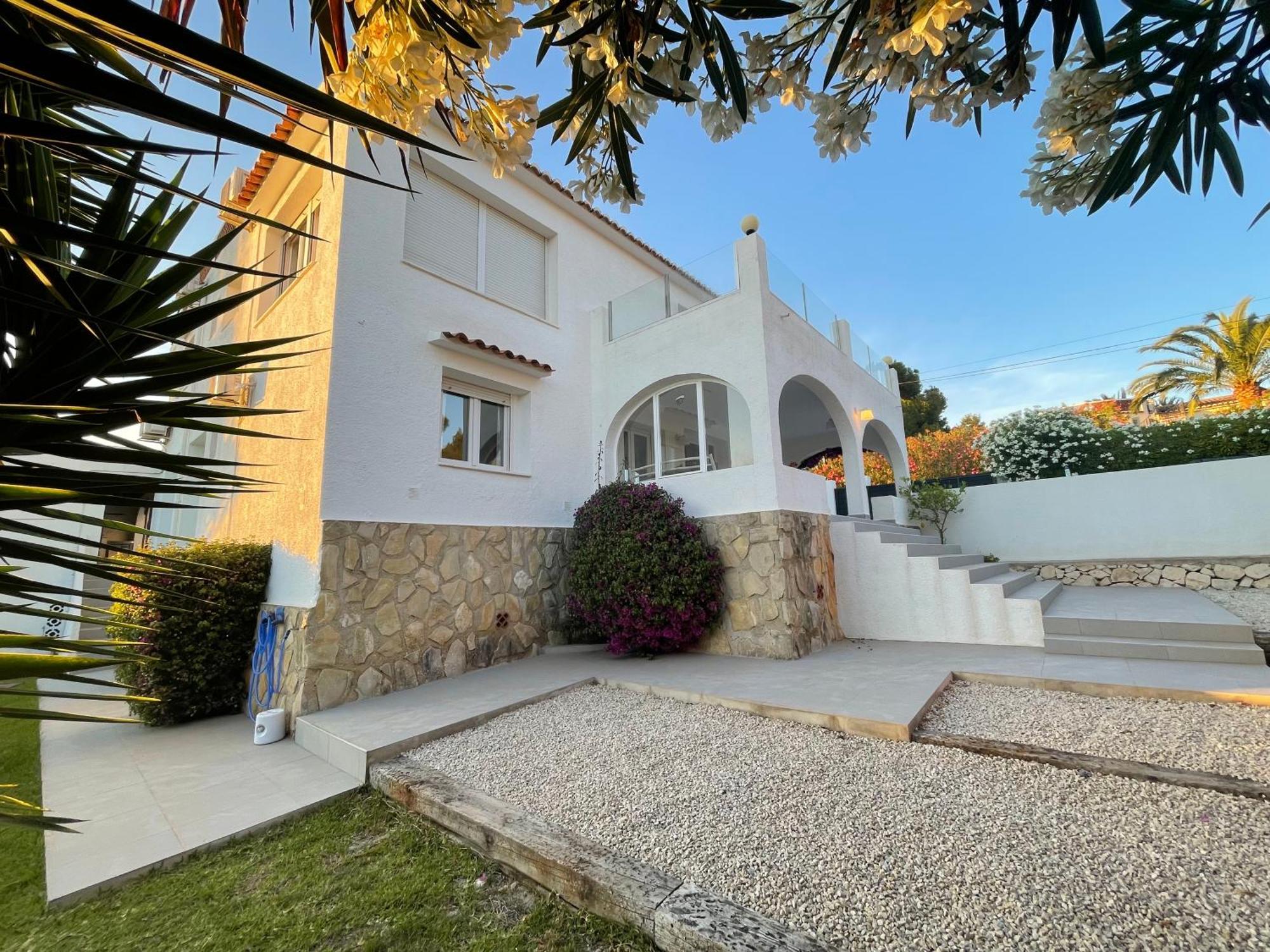 Aqua Vista Villa *